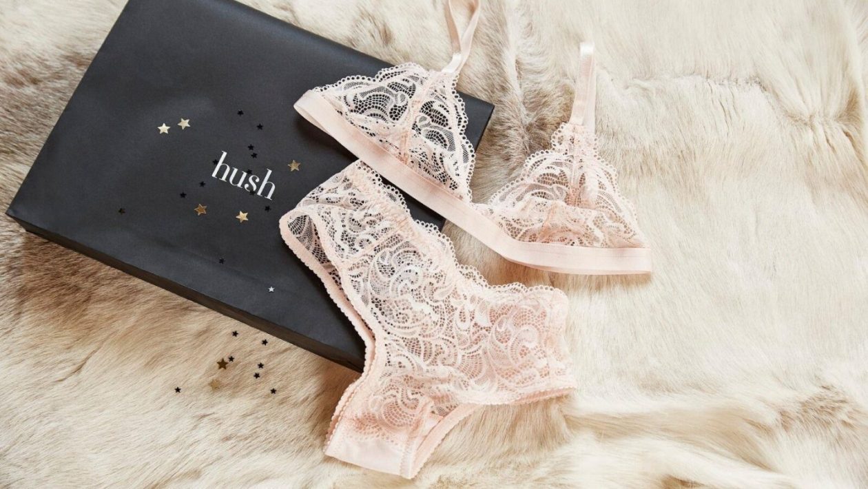 Looking For a Gift for Your Girlfriend: Sexy Lingerie You Should Present Your Partner